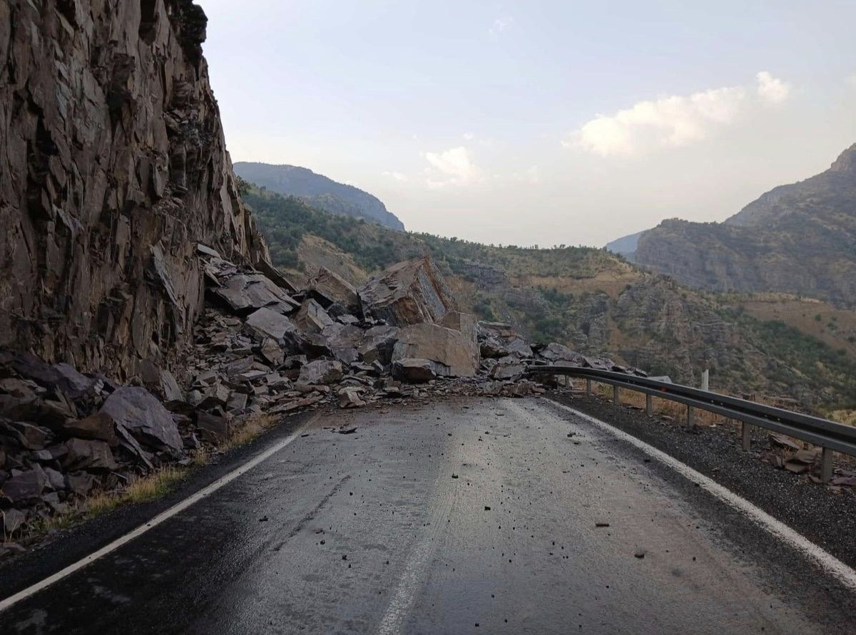 Şırnak-Beytüşşebap yolu kaya düşmesiyle kapandı, can ve mal kaybı yaşanmadı