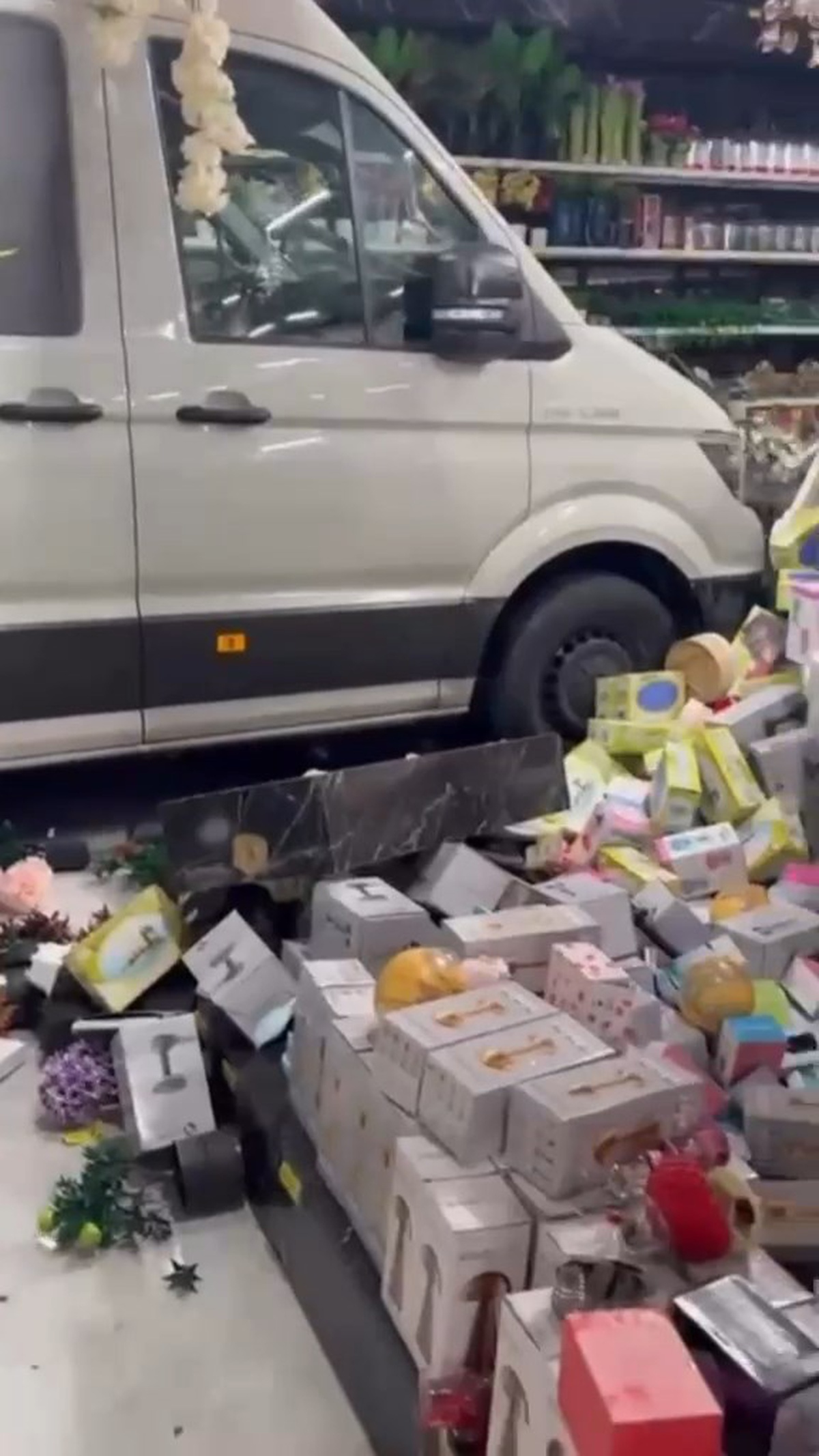 Bursa Nilüfer'de minibüs züccaciye mağazasına girdi, iki müşteri son anda kurtuldu