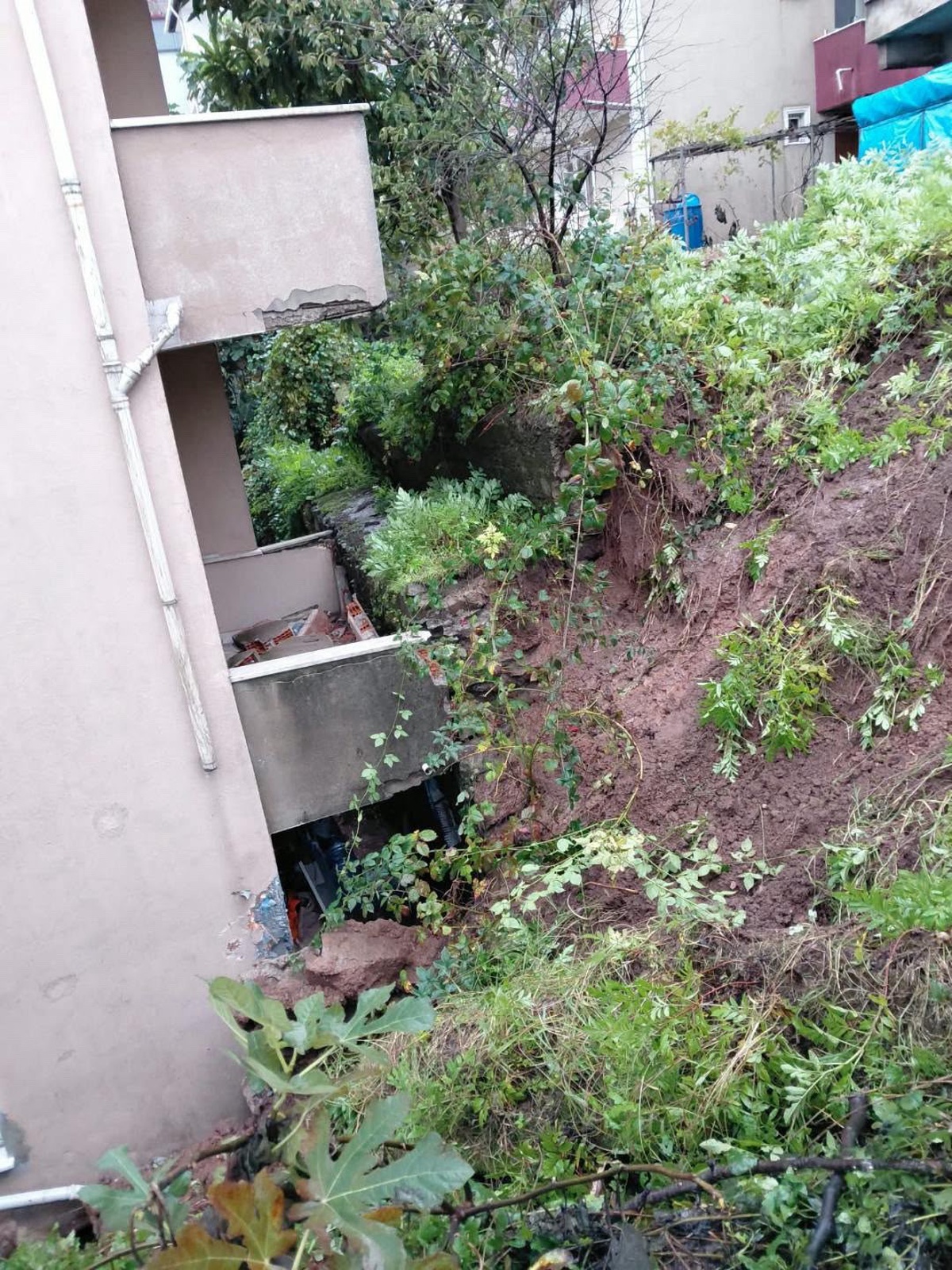 Zonguldak Karadeniz Ereğli'de toprak kaydı, evin alt katındaki balkon hasar gördü