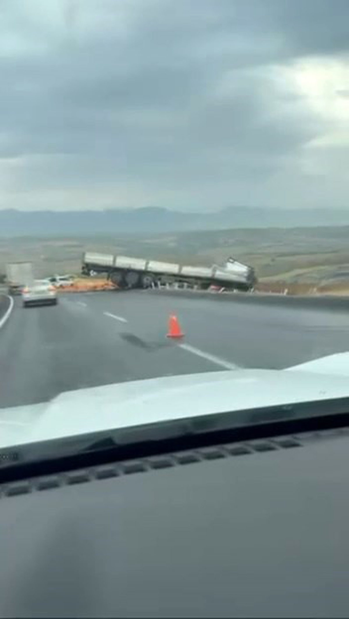 Diyarbakır-Silvan yolunda tırın yoldan çıkmasıyla 1 kişi yaralandı