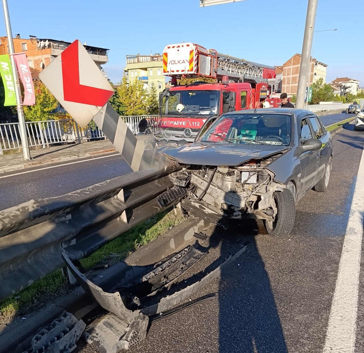 Bursa İnegöl'de bariyerlere çarpan otomobildeki yaralı çift hastaneye kaldırıldı