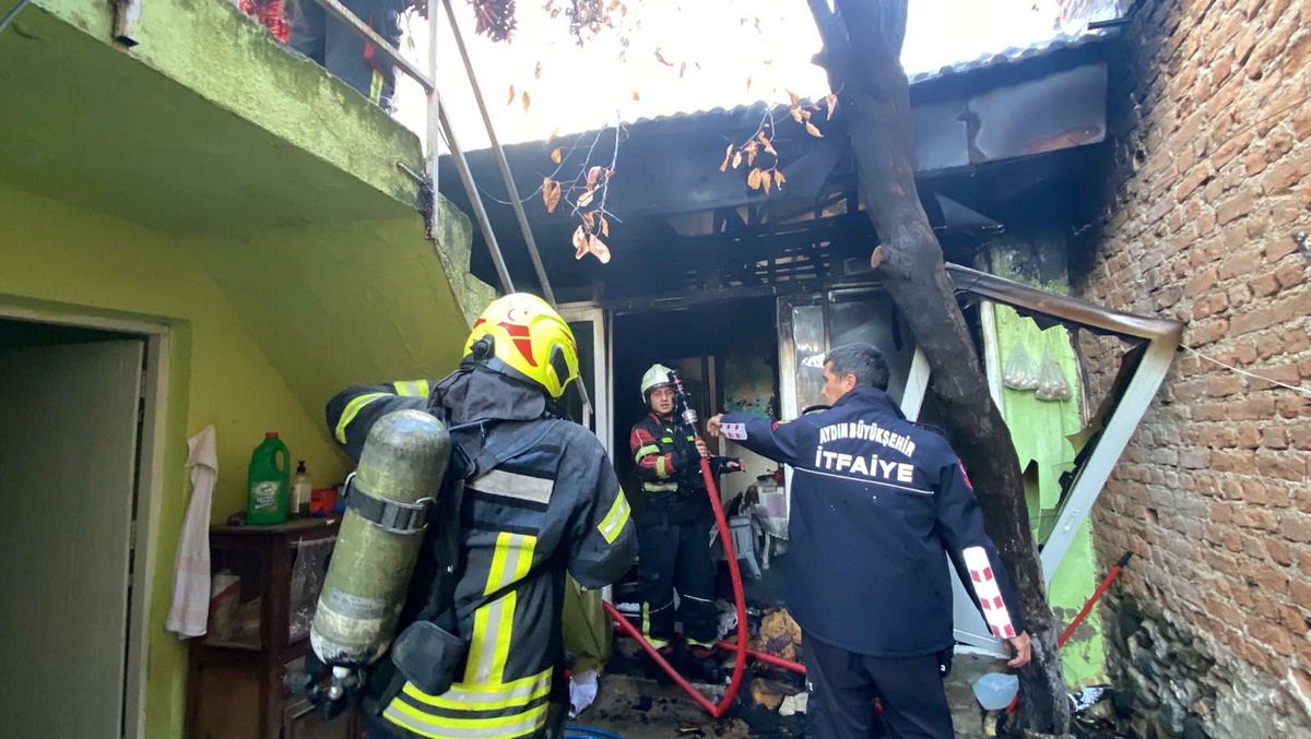 Aydın Nazilli'de yanan evden 86 yaşındaki adam kendi imkanlarıyla kurtuldu