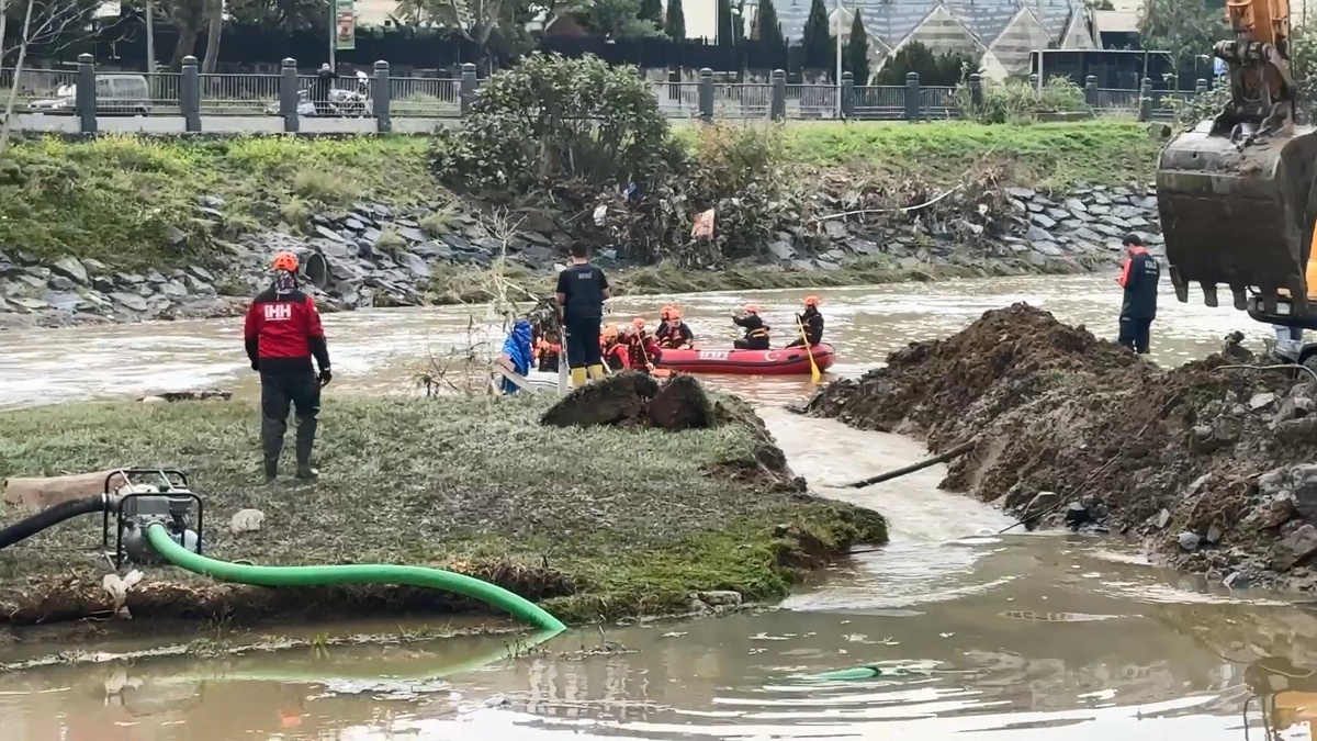 Kağıthane'de belediye önündeki gölette suyu dereye aktarmak için kanal açıldı