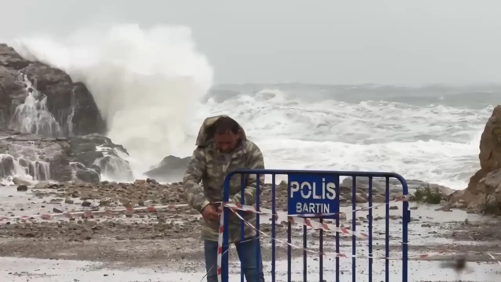 Bartın’da fırtına ve sağanak alarmı! Dalgalar 14 metreye ulaştı, 15 saatte 27 ihbar geldi