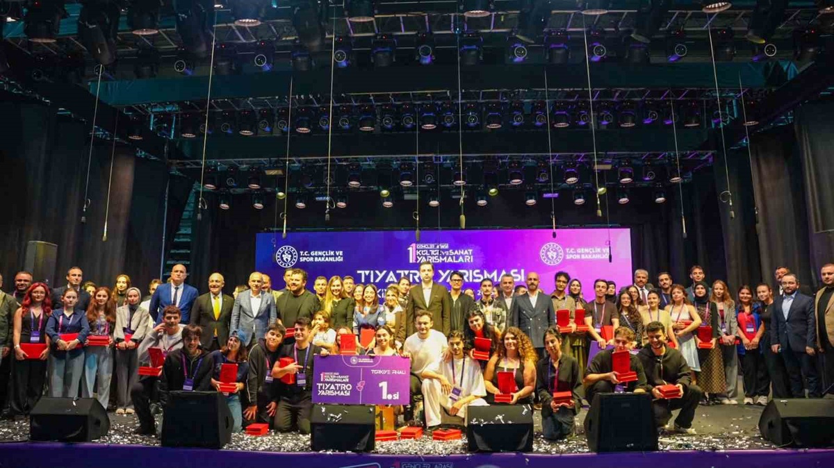 11. Gençler Arası Tiyatro Türkiye Finali Antalya'da 10 bin kişilik salonu doldurdu
