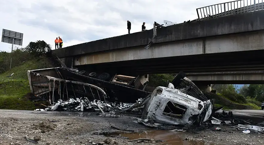 Anadolu Otoyolu'nda korkunç kaza! TIR 15 metreden düşüp küle döndü