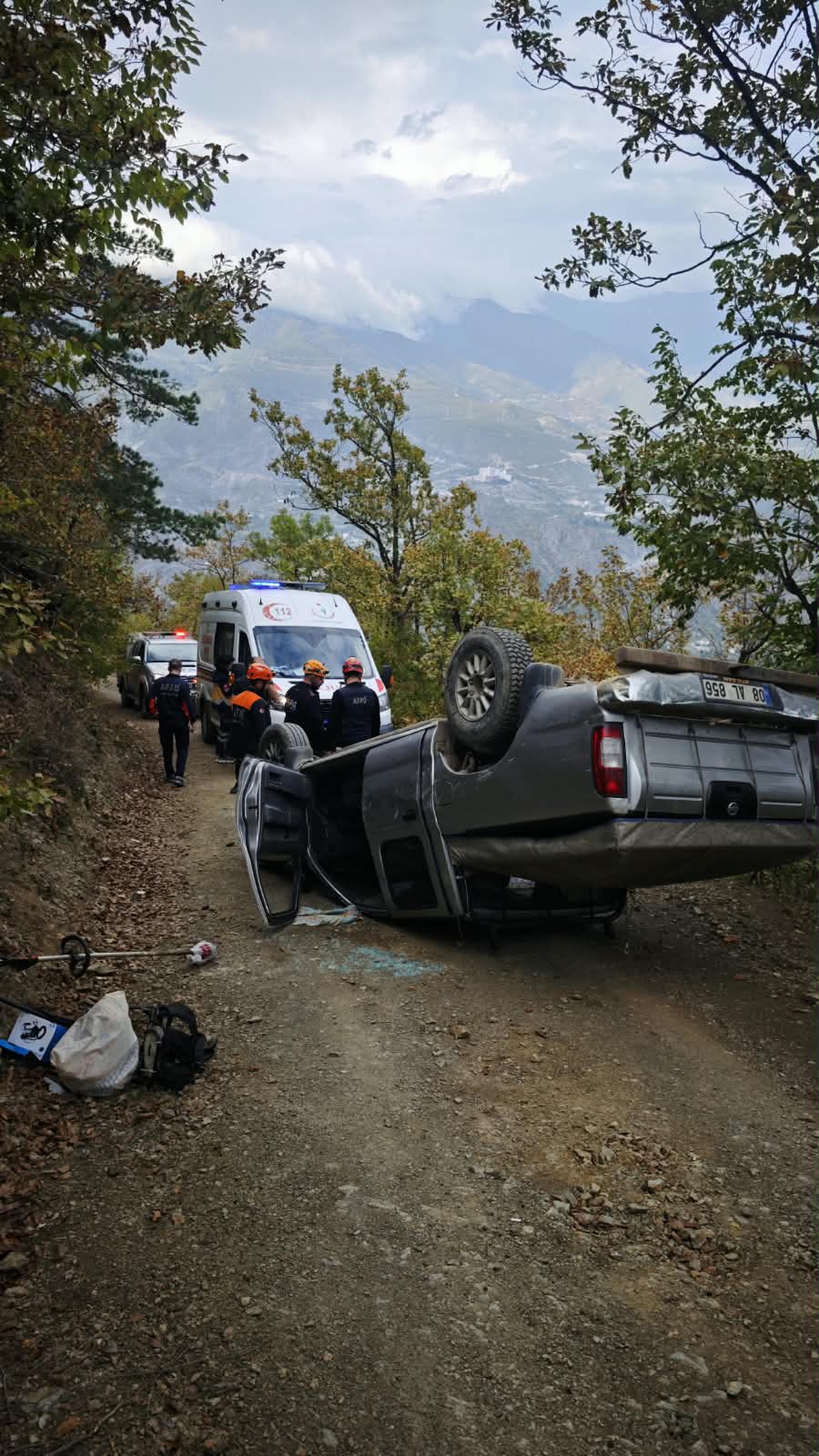 Artvin'de kamyonet yamaca çarpıp ters döndü, 2 kişi hafif yaralandı