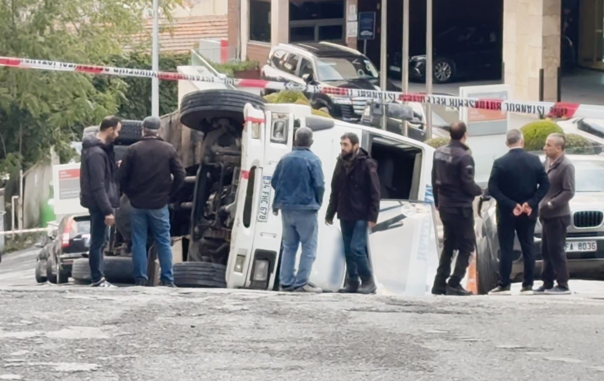 İddiaya göre kontrolden çıkan kamyon Beyoğlu'nda yan yattı, sokak trafiğe kapatıldı