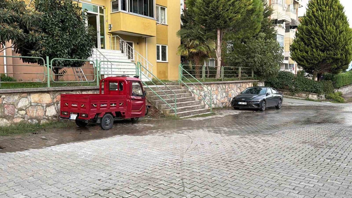 Adapazarı'nda 35 yaşındaki adam, eşya alırken alt kat komşusunca vurularak öldürüldü