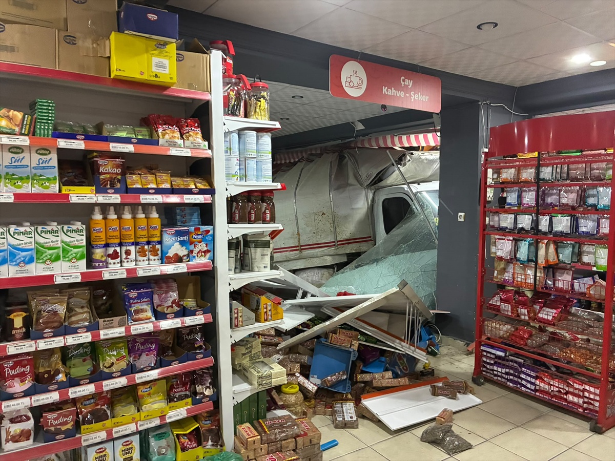 Sivas Koyulhisar'da kontrolden çıkan kamyonet markete çarptı, 2 kişi yaralandı