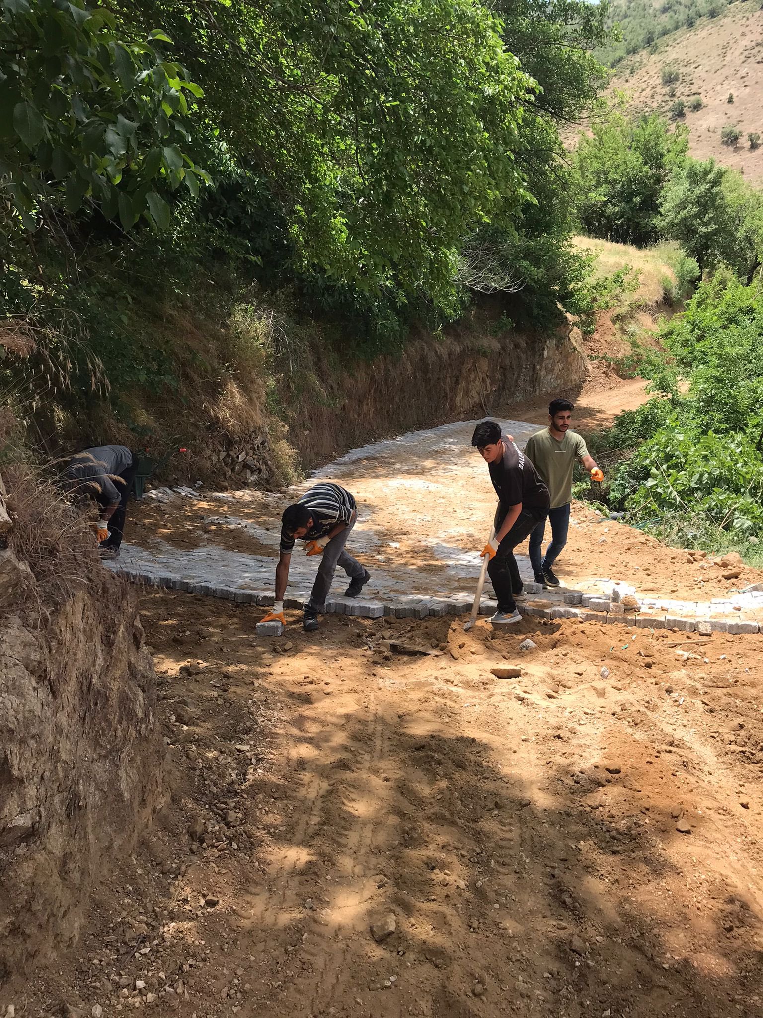 [BELEDIYE · Diyarbakır · Çüngüş] Handere mahallemizde kilitli parke ve yol genişletme işlerine devam ediyoruz.