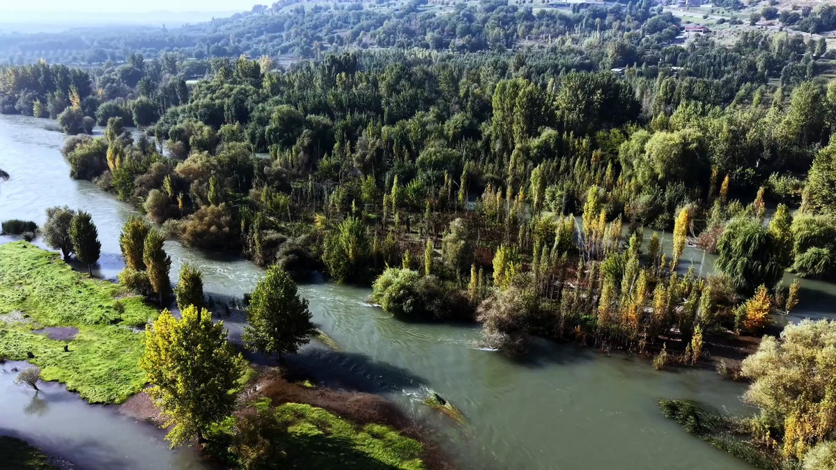 Hevsel Bahçeleri'ndeki sonbahar renkleri Diyarbakır Sur'da dronla görüntülendi