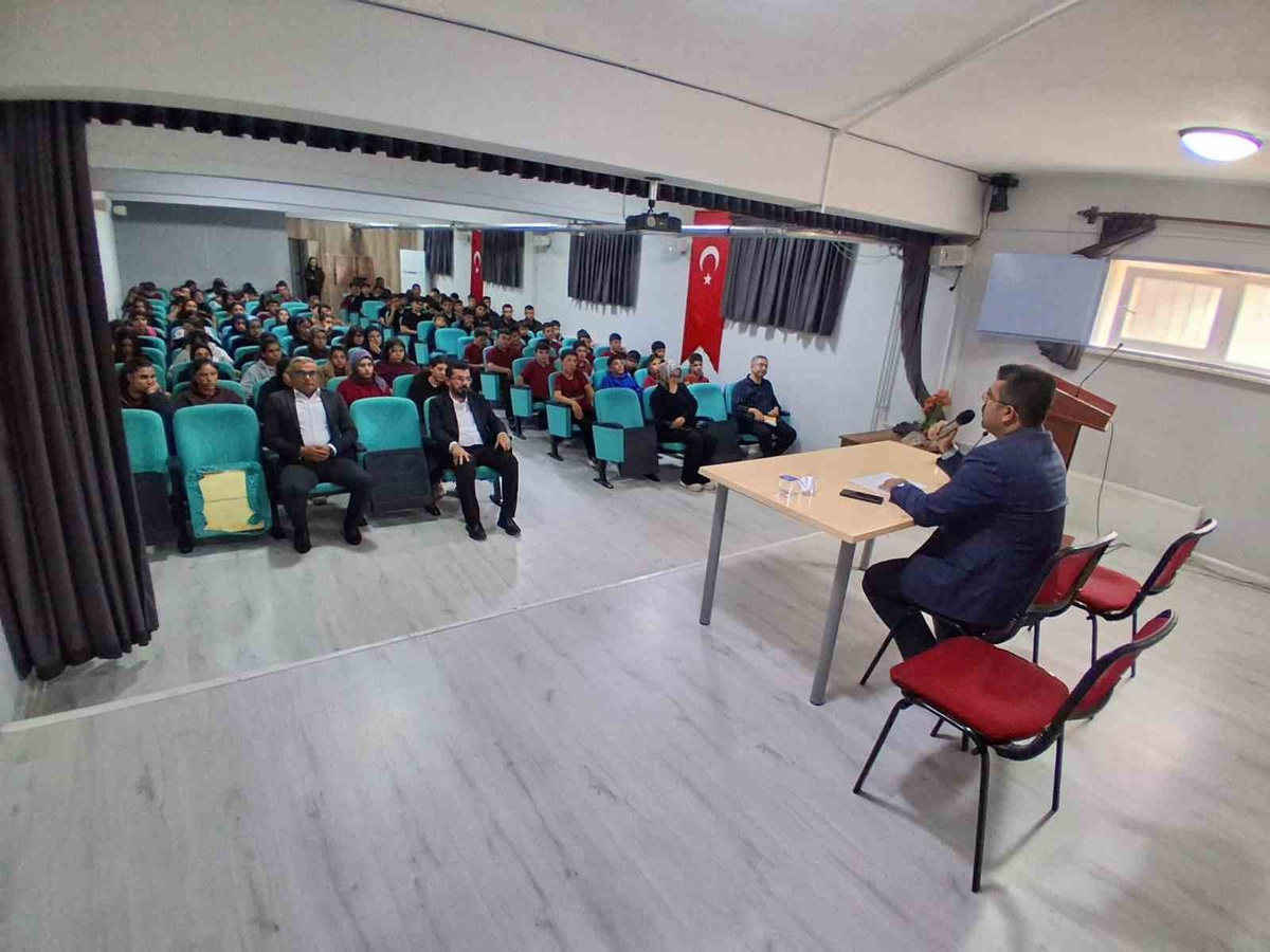 Bozdoğan'da öğrencilere 'Cami ve Sosyal Hayat' konferansı verildi