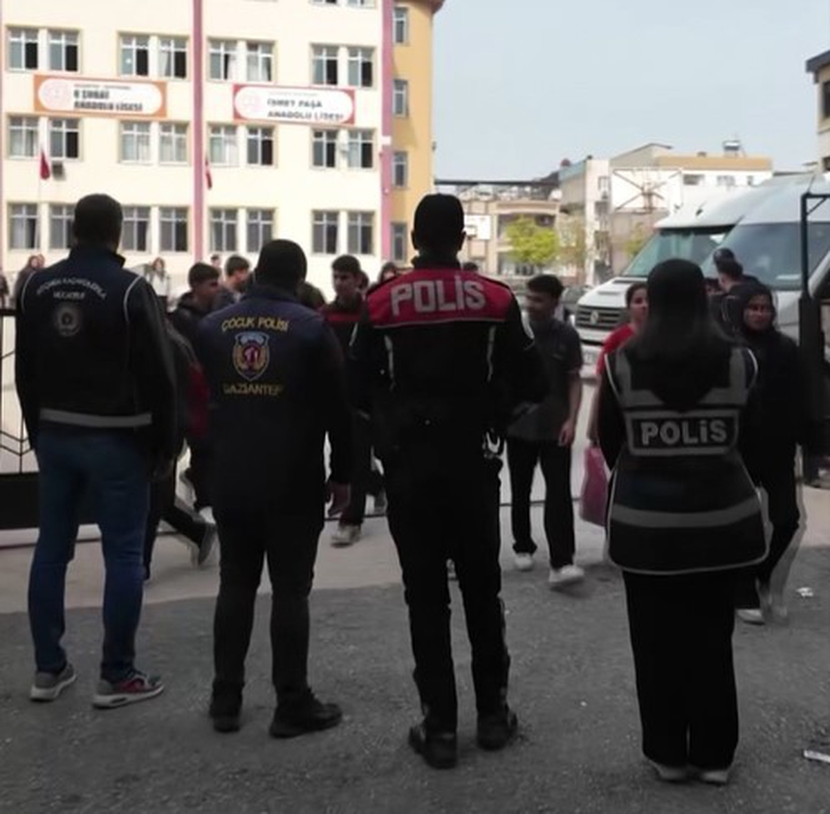 Gaziantep Emniyet Müdürlüğü ekipleri okul çevresinde 558 şahsı sorguladı