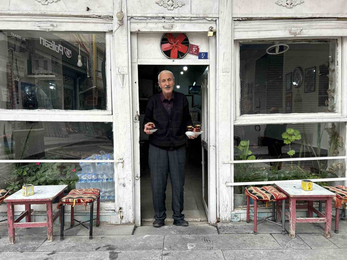 Halit Arar, 1981'den beri aynı kahvehanede çay demleyerek kahve kültürünü yaşatıyor