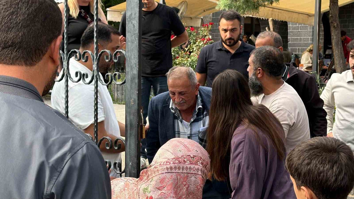 Diyarbakır'da boğazına kuru yemiş kaçan KOAH hastası Heimlich ile kurtuldu