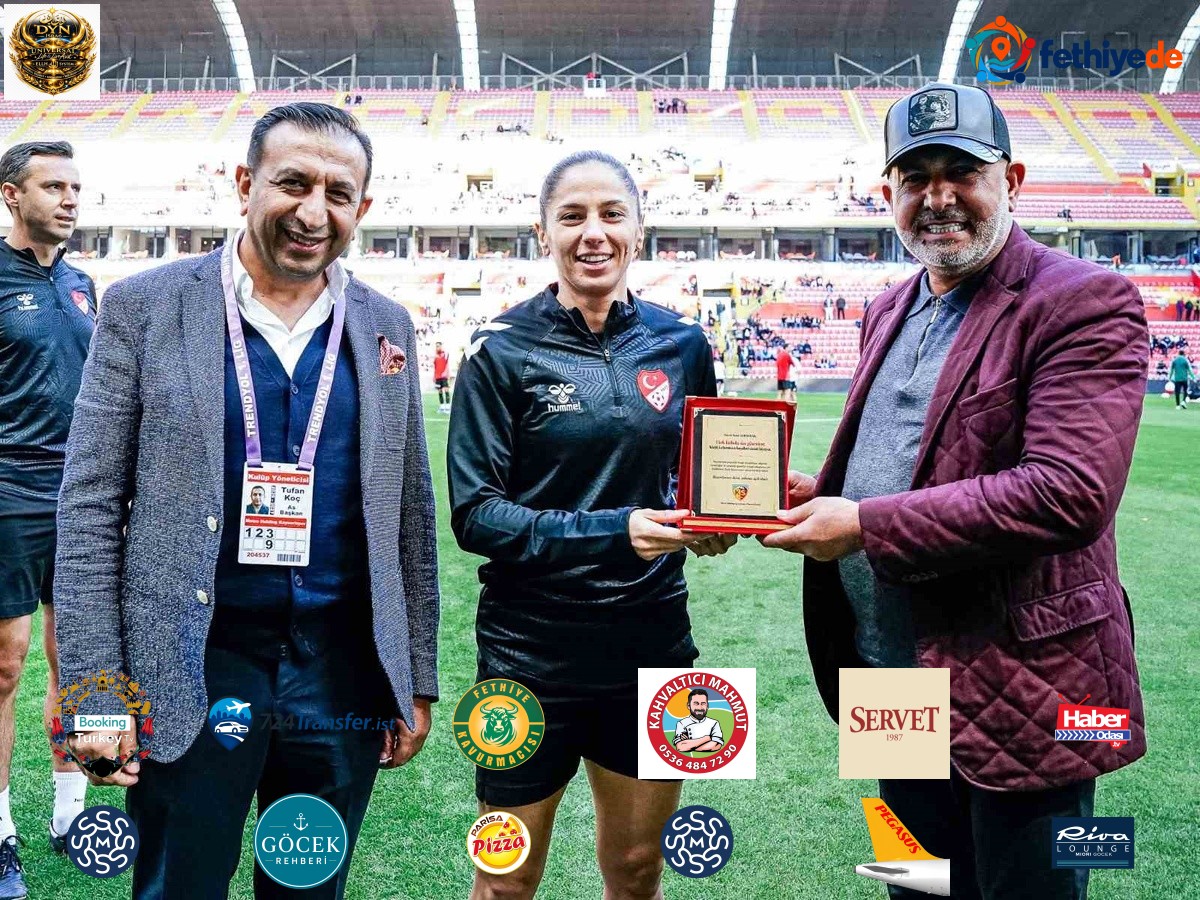 Kayserispor Başkanı Çamlı, hakem Asen Albayrak'a plaket verdi, çocuklar çiçek verdi