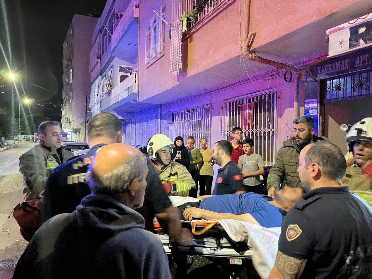 Hatay İskenderun'da yangın çıkan evde yatalak hasta ve 2 kişiyi itfaiye kurtardı