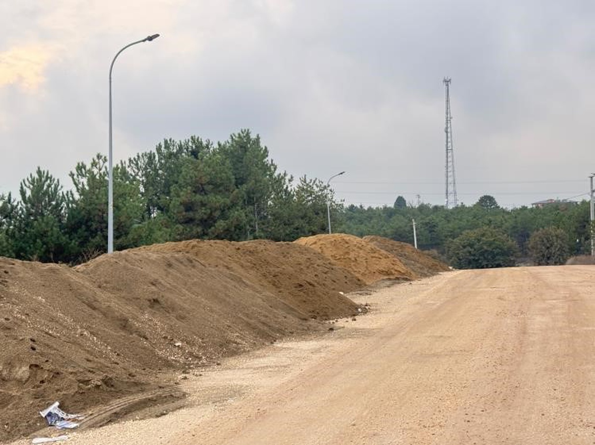Sürücüler Bilecik'te yola dökülen kumların frende araçları kaydırdığını söylüyor