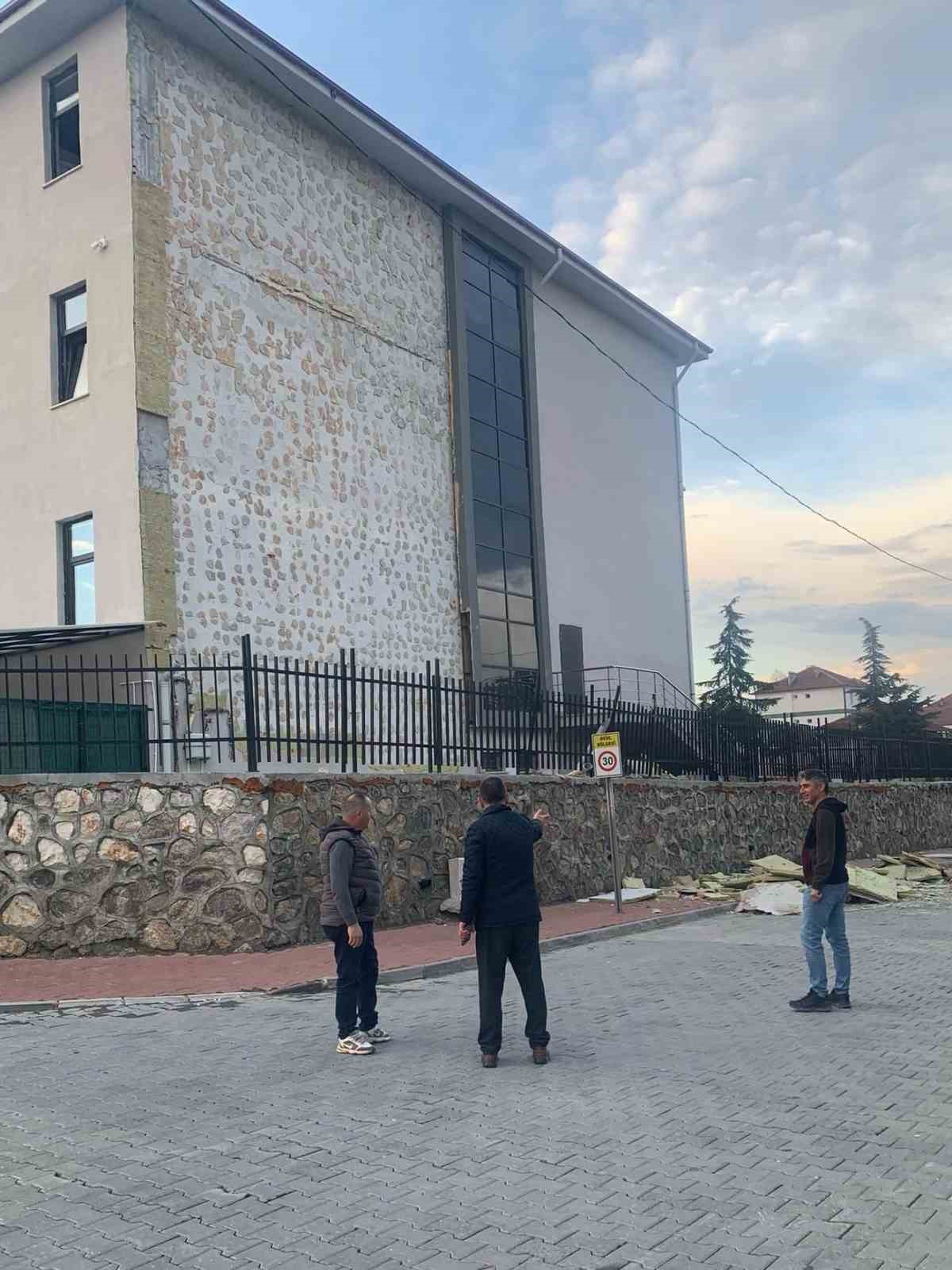 Düzce Gümüşova'da fırtına okulun dış cephesinde hasar oluşturdu, eğitim aksamadı