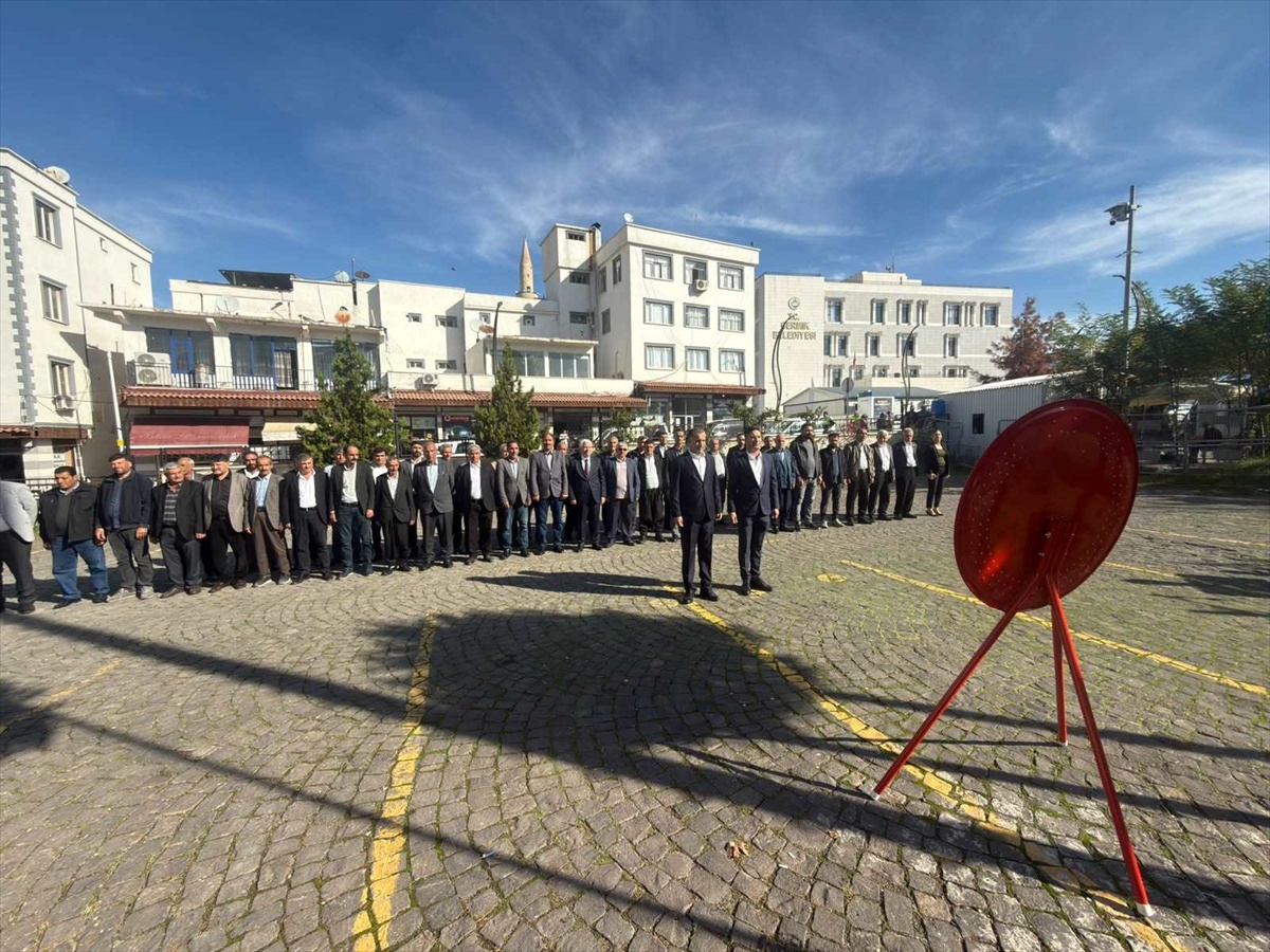Çermik'te Muhtarlar Günü dolayısıyla Hükümet Konağı önünde tören düzenlendi
