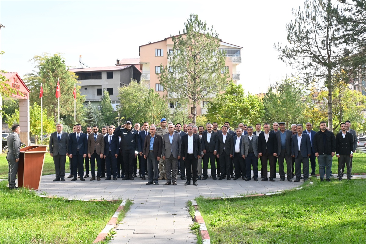 Hizan'da Muhtarlar Günü için tören düzenlendi, Kaymakam Öztürk muhtarlarla buluştu.