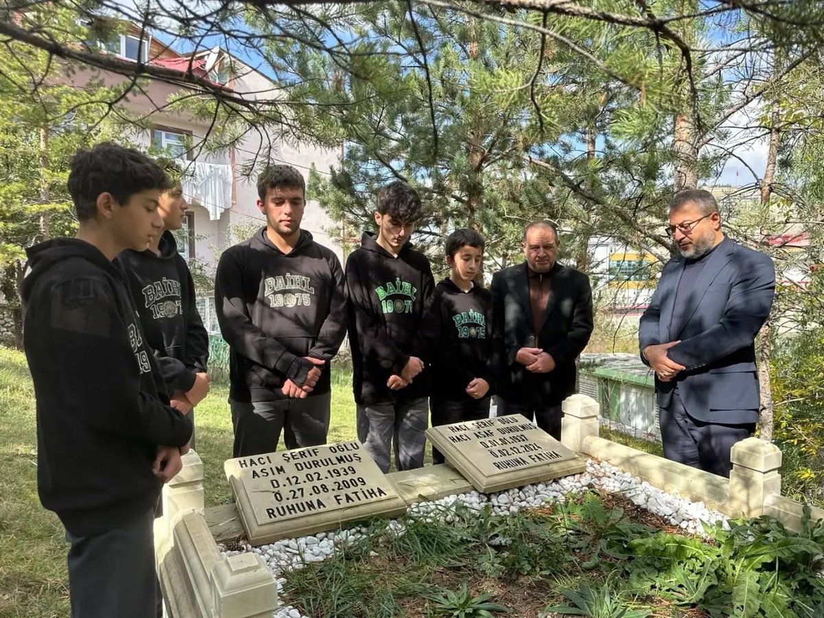 Bayburt'ta imam hatip öğrencileri Hacı Asaf Durulmuş'u mezarı başında andı