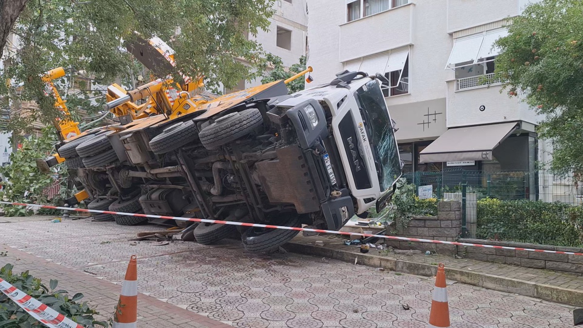 Kadıköy'de devrilen vinç 11 katlı binaya çarptı