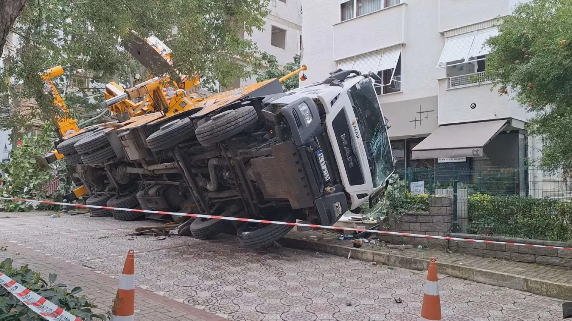 Kadıköy'de devrilen vinç 11 katlı binaya çarptı