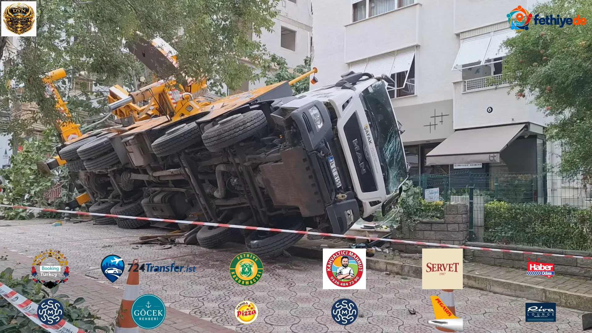 Kadıköy'de devrilen vinç 11 katlı binaya çarptı