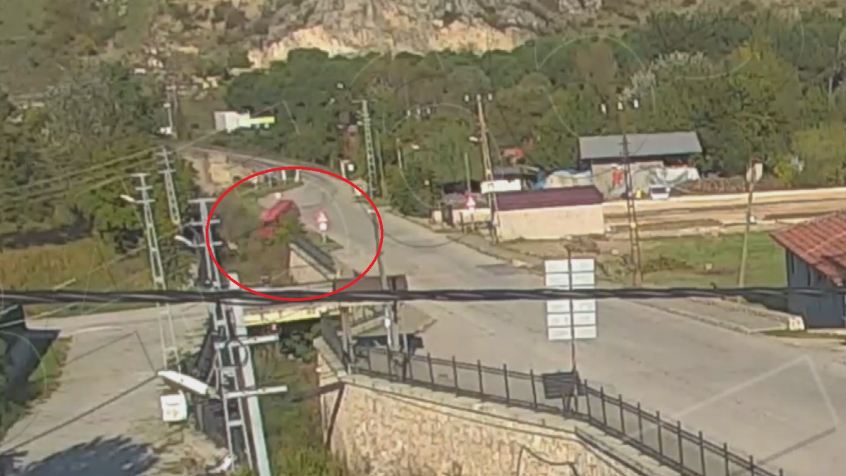 Amasya'da dere yatağına uçan servis minibüsündeki 9 kişi yaralandı