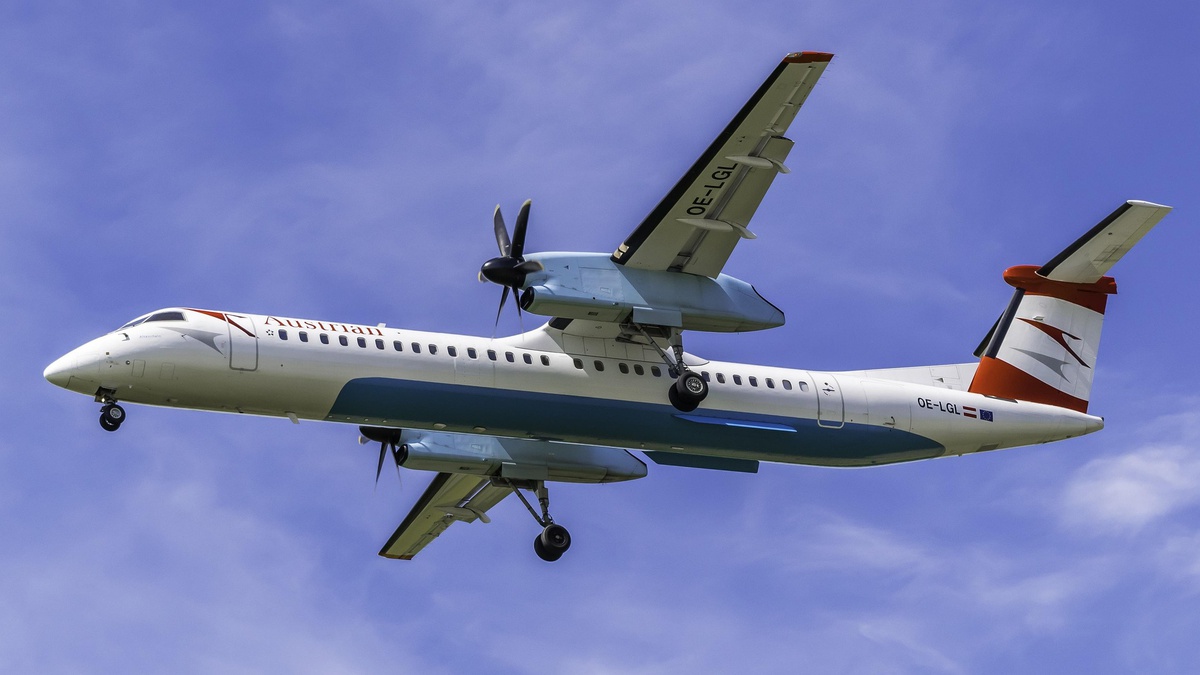 Austrian Airlines uçağı bomba ihbarıyla Sofya'ya acil indi, 51 yolcu tahliye edildi