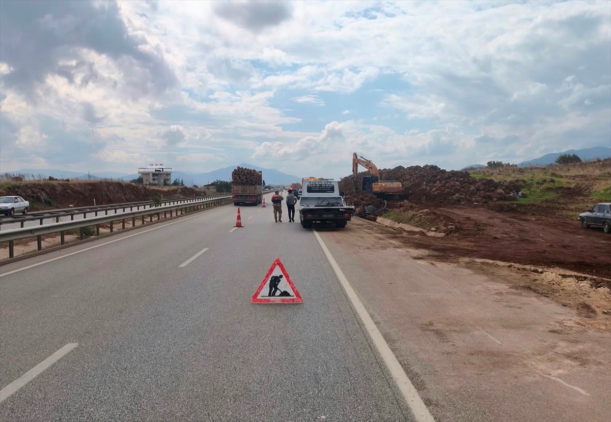 Gaziantep İslahiye'de bariyere çarpan otomobilin sürücüsü hastaneye kaldırıldı
