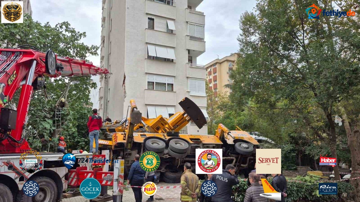 İstanbul Kadıköy'de inşaat vinci 11 katlı binanın girişine devrildi, ölü yaralı yok