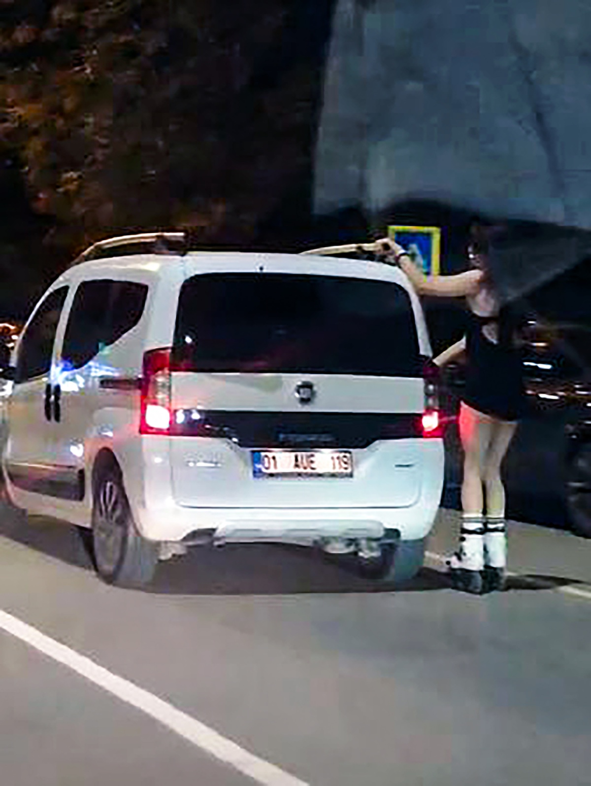 Adana'da patenli genç kız, hafif ticari aracın arkasına tutunup ilerledi