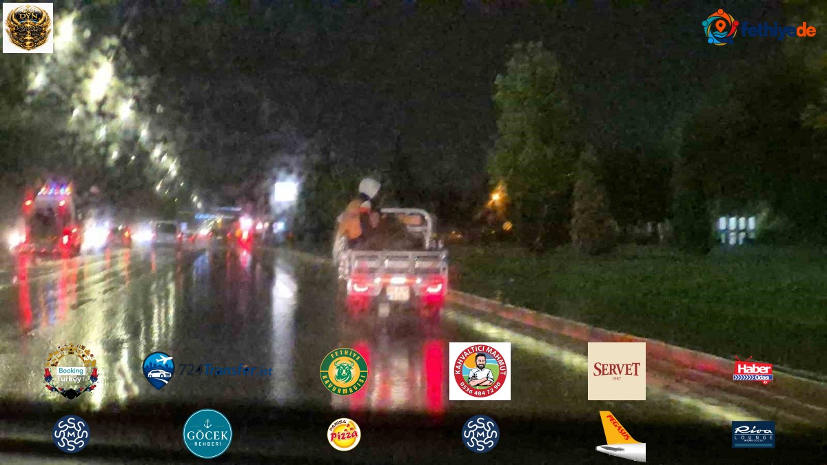 Eskişehir'de üç tekerlekli motosikletin kasasındaki yolcular yağmurda tehlike saçtı