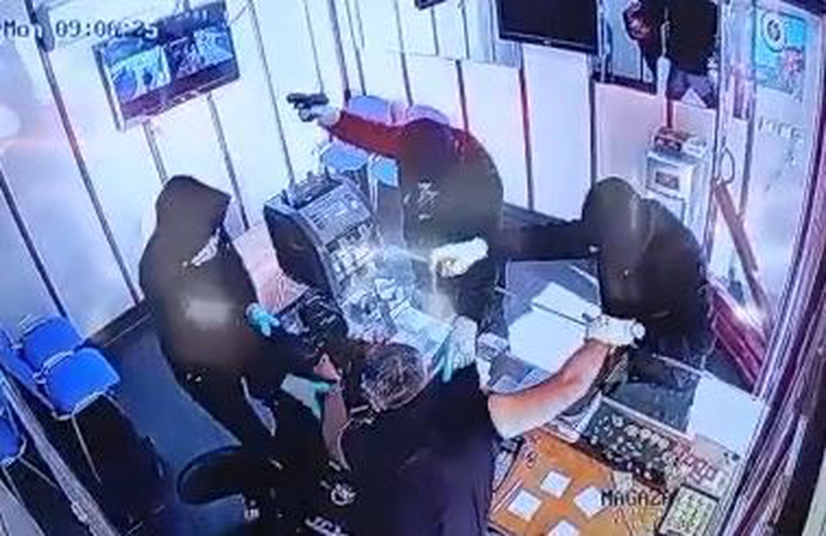 Gaziantep'te kuyumcuya biber gazı sıkıp 850 gram altınla kaçan 3 şüpheli aranıyor