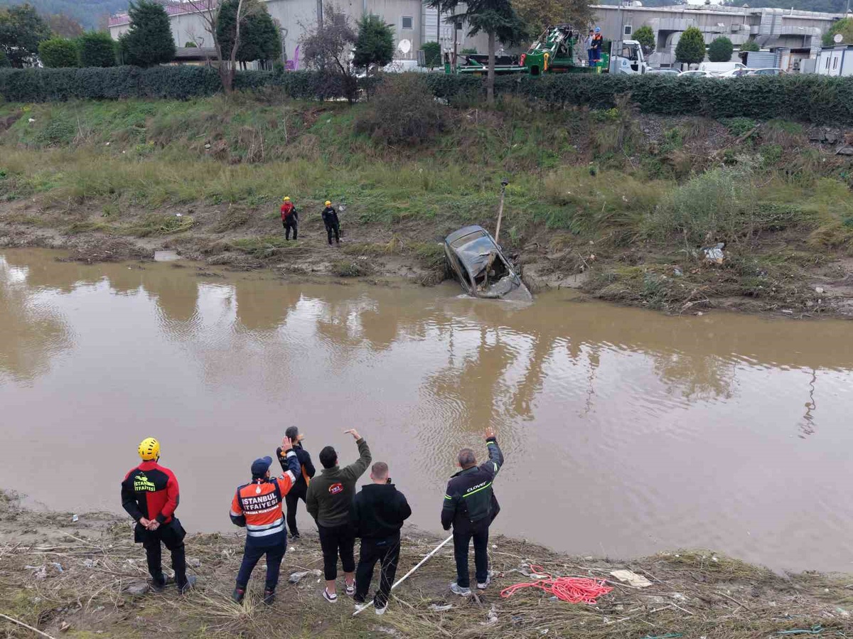 Ayazağa'da sele kapılan otomobil Cendere Deresi'nden itfaiye ekiplerince çıkarıldı