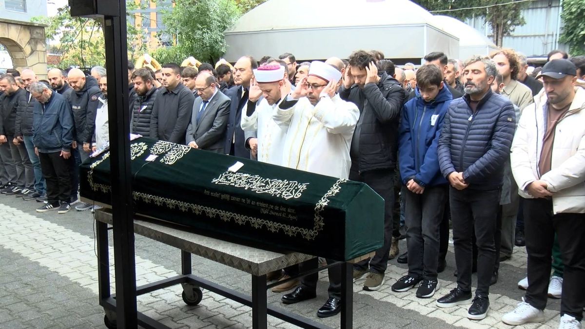 Maltepe'de çöken binada ölen 5 yaşındaki Gülce Dora toprağa verildi! Anne cenazeye sedyeyle getirildi