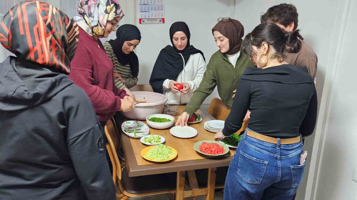 Eskişehir Cumhuriyet Yurdu'nda öğrenciler paketli gıda yerine kısır yaptı