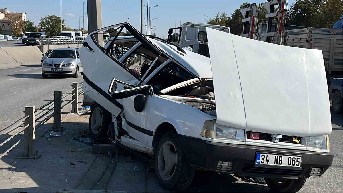 Konya Karatay'da refüje çarpan otomobil hurdaya döndü, 4 kişi yaralandı