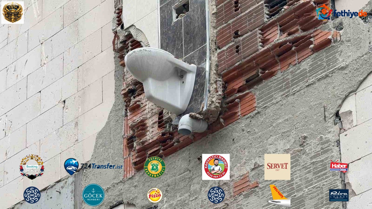 Bayrampaşa'da yıkılan binadan geriye 3. katta asılı klozet kaldı