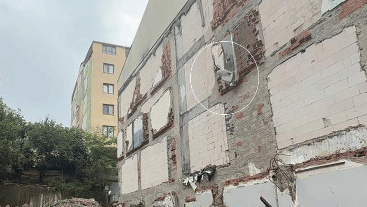 İstanbul'da sıradışı görüntü! Binayı yıktı, klozete dokunmadı