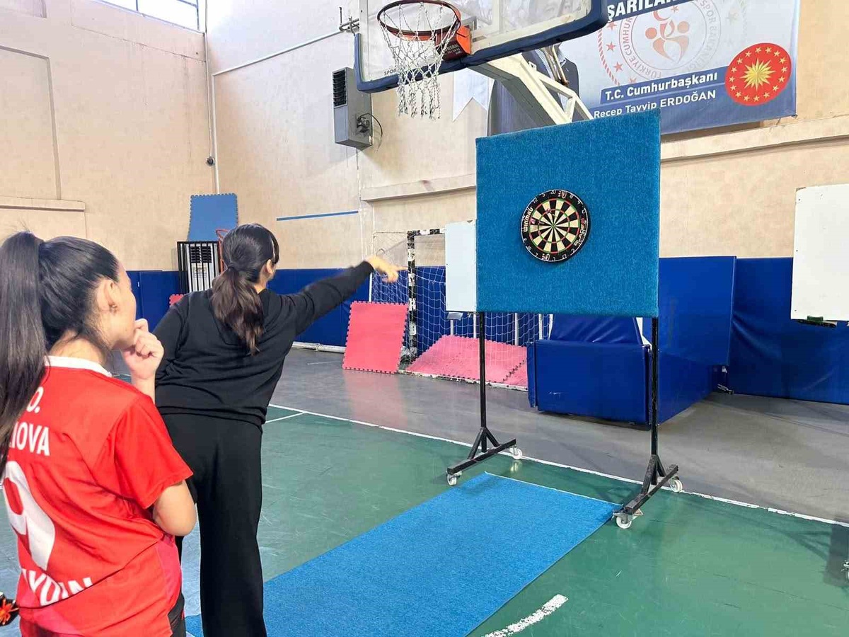 Aydın İncirliova'da okul sporları dart il birinciliği müsabakaları başladı