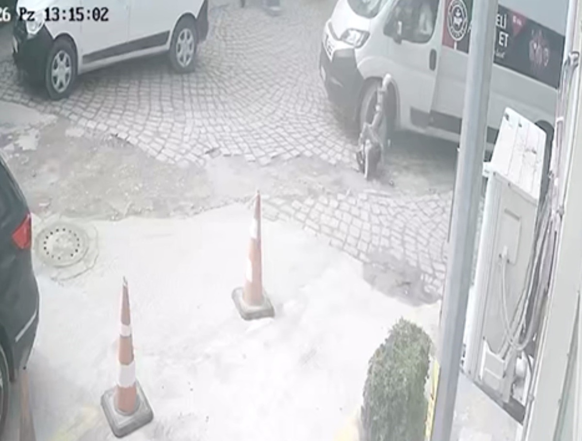 Ayağı minibüsün altında kalan yayanın görüntüleri güvenlik kamerasına yansıdı