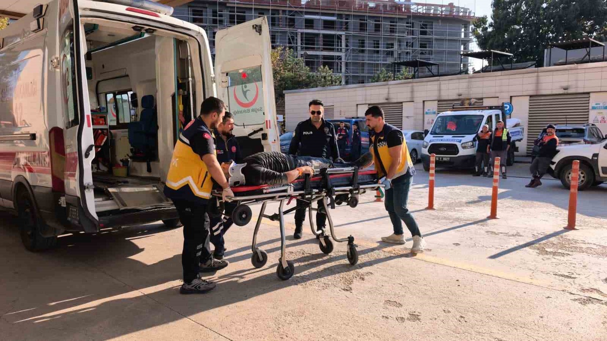 Bursa İnegöl'de ampul değiştirmek isteyen iş yeri sahibi 3 metreden düşüp yaralandı