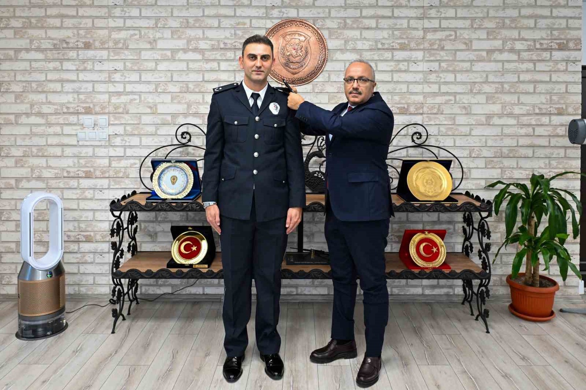 Bolu'da emniyet amirliğine terfi eden polislere rütbelerini Emniyet Müdürü İpar taktı
