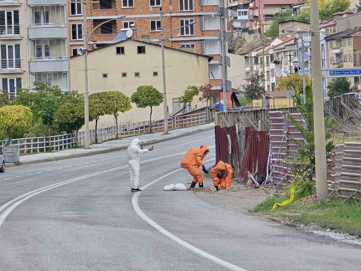 Gümüşhane'de kanalizasyondan çıkan gaz paniğe yol açtı! Polis megafonla 'Camları kapatın' uyarısı yaptı
