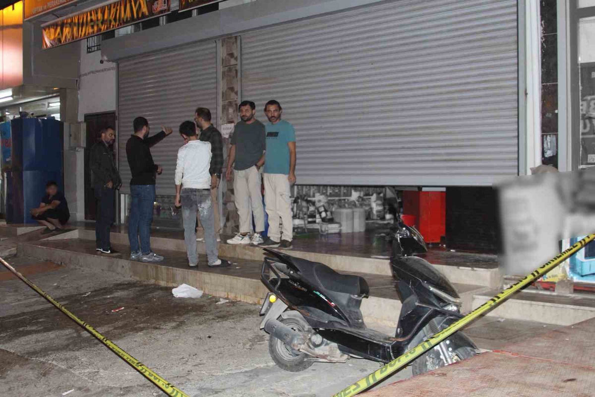 Adana Seyhan'da iş yerine silahlı saldırıda 16 yaşındaki çocuk ağır yaralandı