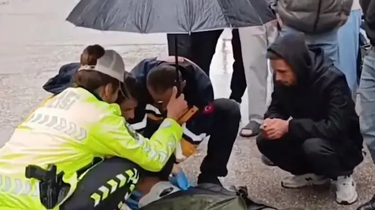 İnegöl'de içleri ısıtan anlar! İçişleri Bakanı Çiftçi'den yaralı gence şemsiye tutan trafik polisi Şerife Nur Can'a teşekkür